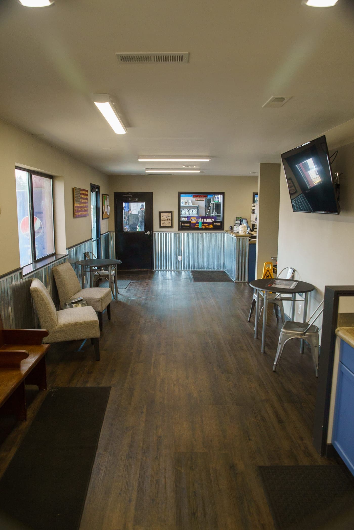 Comfortable customer waiting area at Fast Lube & Oil Warrenton